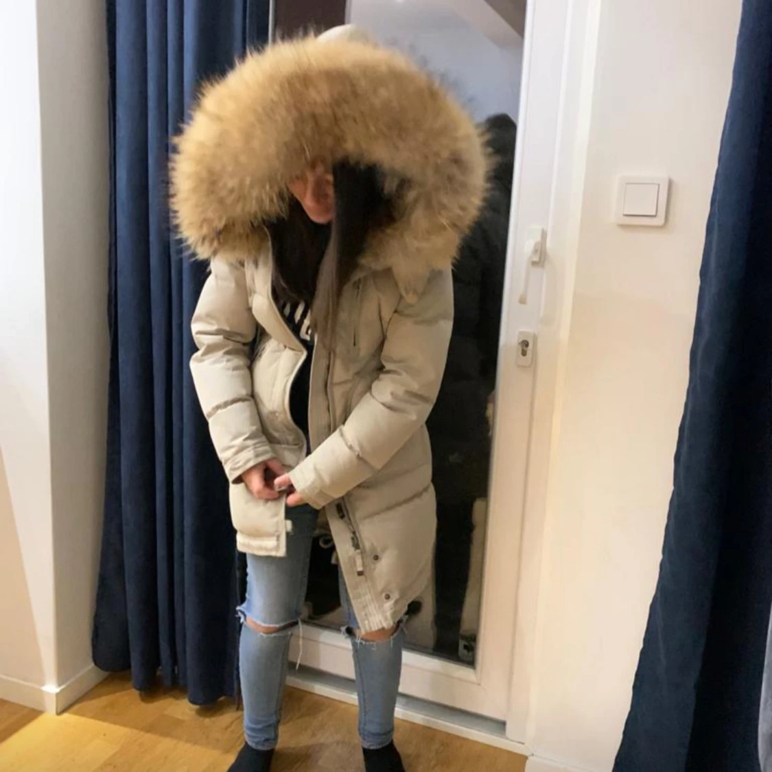 Beige dunjacka med pälsdetalj  - 90