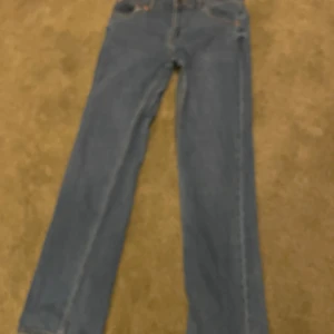 Blå jeansbyxor - Säljer ett par klassiska blå jeans i bra skick. De har en straight passform och är perfekta för vardagsbruk. Perfekta för både höst och vår!