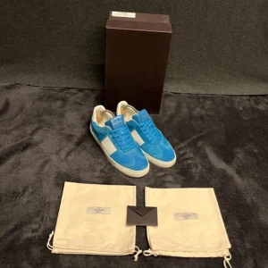 Blå sneakers från Valentino - Tjena!! Säljer nu dessa tvär feta Valentino Flycrew i storlek 40-41. Skicket är 9/10 alla nitar kvar och dessa skor säljs inte längre och kostar 7000 nya men jag säljer dessa endast för 4059, allt og medföljer(box, dust bag, snören) och skriv gärna om ni har frågor!!