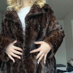 Brun pälsjacka från J.P. Ljunggren - Säljer en superfin brun vintage minkpäls från J.P. Ljunggren, perfekt för kalla dagar. Jackan är i bra skick<3