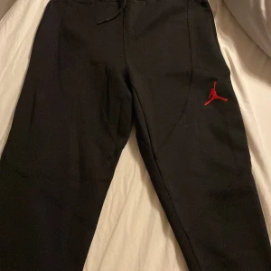 Jordan byxor - Säljer ett par svarta mjukisbyxor från Jordan  aldrig använda.