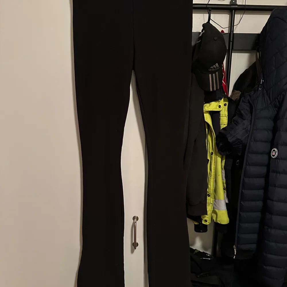 Säljer ett par svarta leggings från Amisu i storlek XS. De är i bra skick och perfekta för både vardag och träning. Materialet är stretchigt och bekvämt, vilket gör dem till ett måste i garderoben. Passar till alla säsonger och kan enkelt matchas med olika toppar.. Jeans & Byxor.