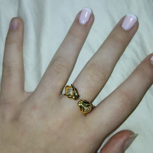 Guldfärgad ring med leoparder - Superfin guldfärgad ring med två leoparder som möts framtill. Har 2 av denna