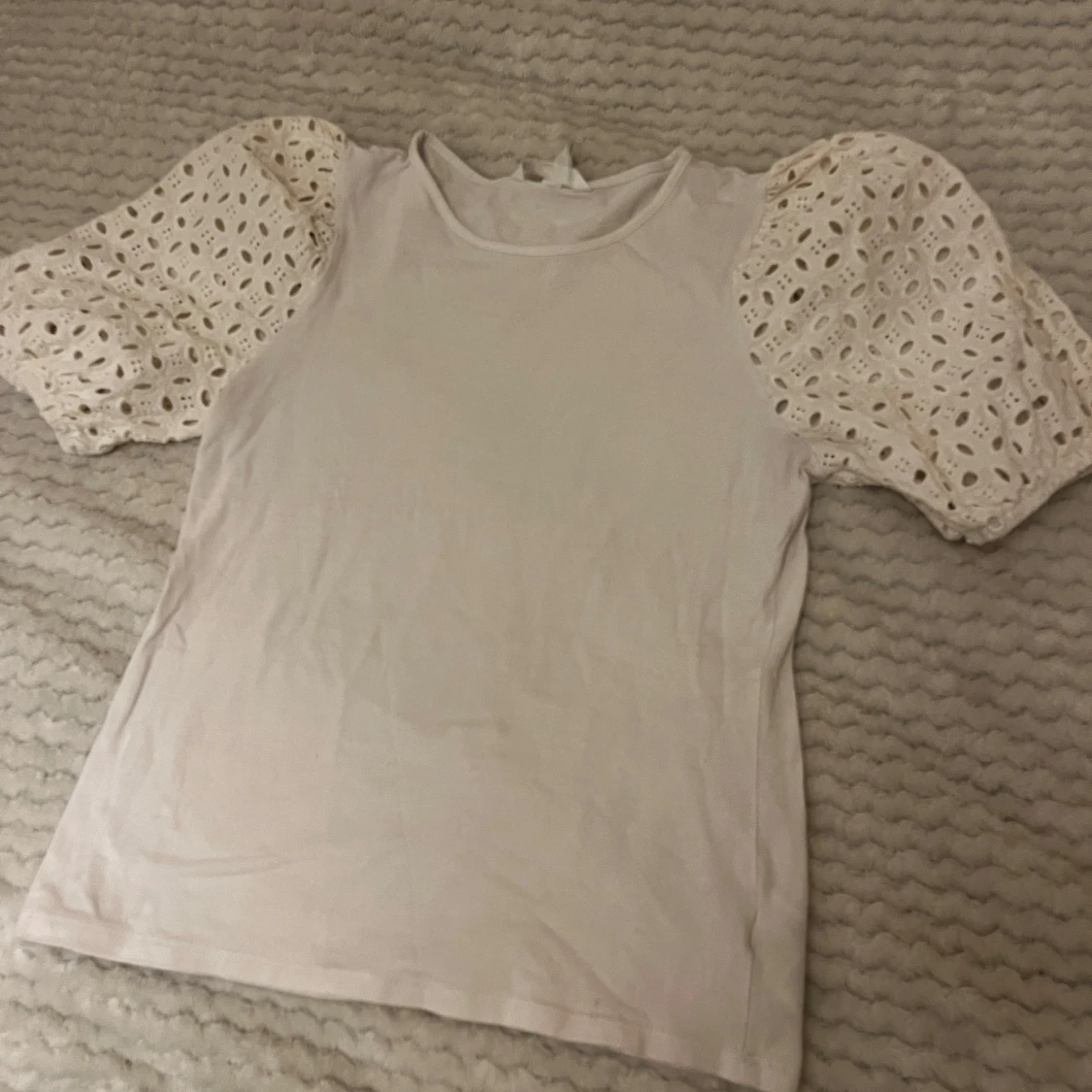 Vit topp med spetsärmar