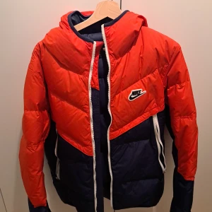 Nike vinterjacka  - Nike jacka i nyskick herr S passar vanlig s
