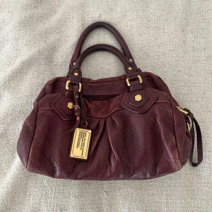 Vinröd Marc Jacobs väska  - Säljer nu min älskade Marc Jacobs väska i en unik vinröd färg, då jag tyvärr inte använder den längre❤️perfekt storlek och super att önska sig i julklapp 