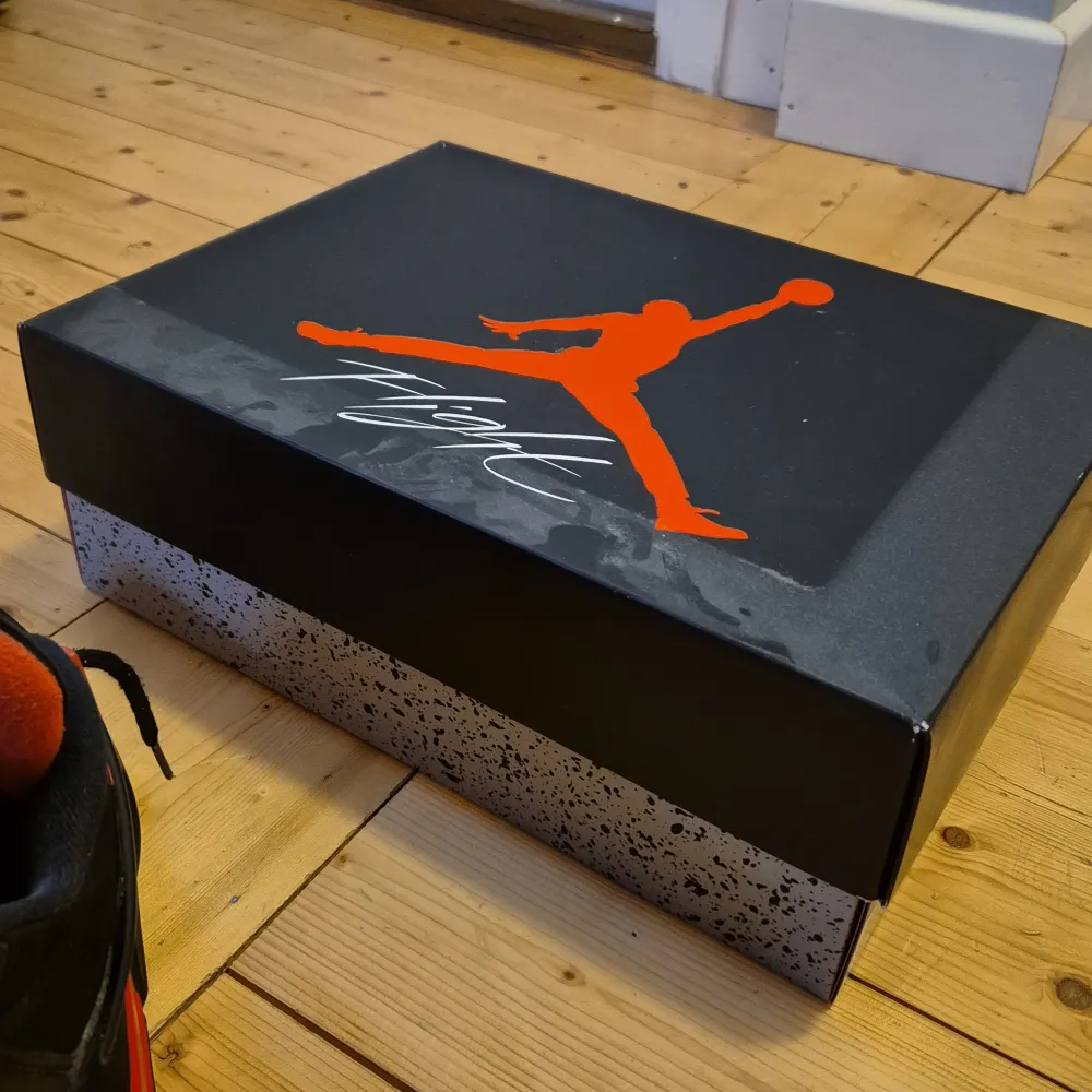 Säljer ett par snygga Nike Air Jordans i svart och rött. Skorna har klassisk snörning och den ikoniska Jumpman-loggan. Riktigt bra skick förutom att de är lagade i bakkappan (se bild). Kvitto o orginalkartong finns. . Skor.