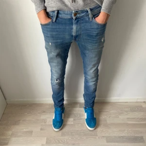 Jack & Jones Jeans - Otroligt feta ljusblå Jack and Jones jeans i mycket bra skick. Hör av er vid frågor så garanteras snabba svar! Priset är inte hugget i sten vid snabba affärer.
