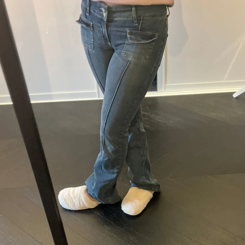 Säljer ett par snygga blå bootcut jeans i bra skick. De har en klassisk femficksdesign och är perfekta för både vardag och fest. Jeansen är bekväma och har en normal passform som sitter snyggt över höfterna och låren innan de går ut i en bootcut. Perfekta för att matcha med både sneakers och klackar!. Jeans & Byxor.