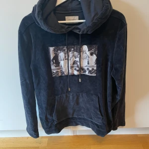 Svart hoodie från Limitato - Säljer en snygg svart hoodie från Limitato. Hör gärna av dig vid frågor, funderingar eller fler bilder!