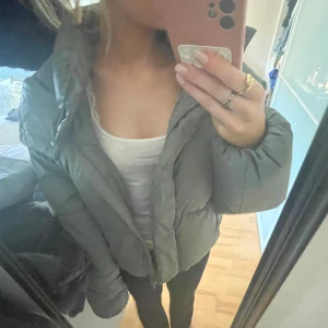 Grön pufferjacka från Zara - Ena dragkedjan på fickan e sönder men inget som syns annars bra skick