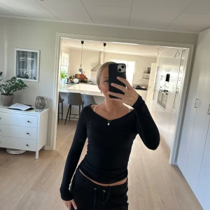 Svart långärmad topp från Gina Tricot - Säljer en svart långärmad topp från Gina Tricot i storlek XS. Den är perfekt för höst och vår, med en stilren design och bekväm passform. Toppen är i mycket bra skick och passar både till vardags och fest!💕