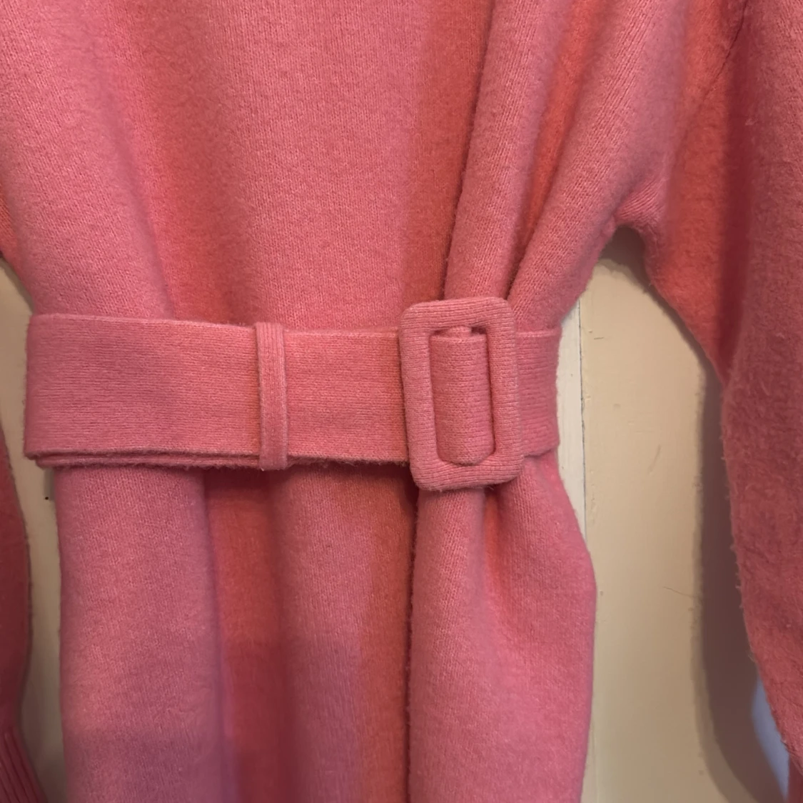 Rosa stickad klänning från & Other Stories - 90