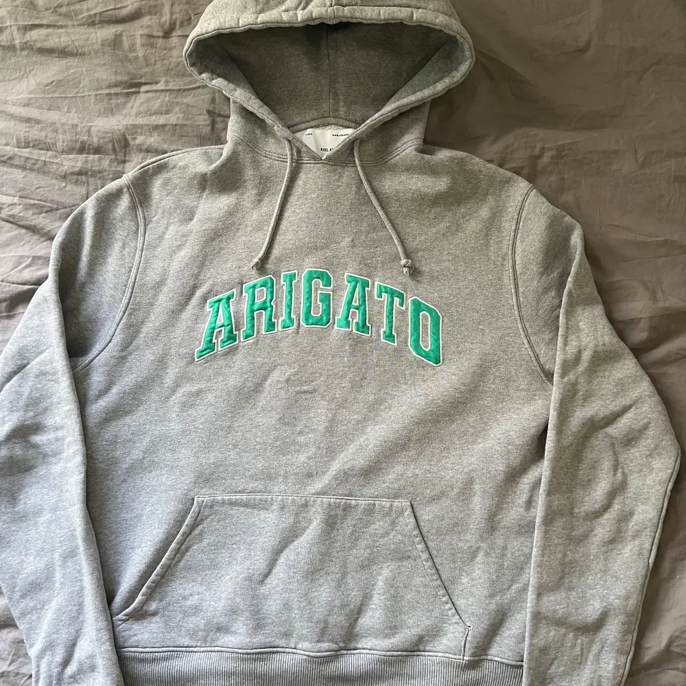 Säljer fin Arigato hoddie i grish stil i bra skick men med minimala defekter man ej tänker på. Ny pris 1500 går ej att få ta på längre på arigatos hemsida. Pris kan diskuteras vid snabb affär . Hoodies.