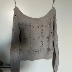 Säljer en superfin beige stickad tröja från ONLY i storlek XS. Den har ett snyggt hålmönster och en offshoulder-design som ger en avslappnad look. Perfekt för höst och vår! Tröjan är i mycket bra skick och passar både till vardags och fest.