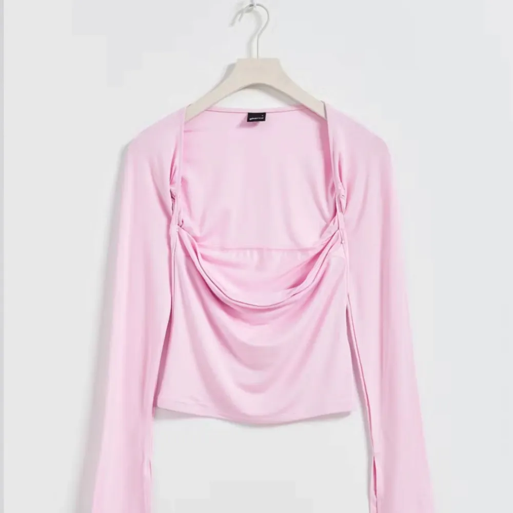 Rosa långärmad topp från Gina Tricot i ett mjukt och stretchigt material. Helt ny och har legat i paketet, därav lite skrynklig. Lappar kvar. Nypris 259kr. Toppar.