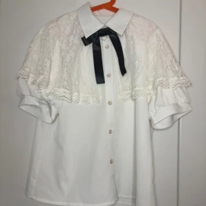 Majoretty blus jirai kei - Söt blus med spets cape från märket majoretty. I deras strl M, rekommenderar för XS-S