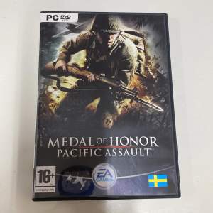 Säljer ett PC-spel, Medal of Honor: Pacific Assault, från EA Games. Spelet är i en svart DVD-fodral med en dramatisk omslagsbild av en soldat i strid. Det är märkt för 16+ och har en svensk flagga på framsidan. Perfekt för dig som gillar actionfyllda krigsspel och vill uppleva intensiva strider i Stilla havet.