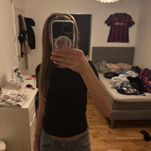 Svart tight topp - Säljer en enkel och stilren svart tight topp. Perfekt för vardagsbruk eller att klä upp med accessoarer. Toppen har en klassisk design och är lätt att matcha med olika outfits.