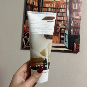 Body Smoothing Milk Vanilla Cinnamon från Korres - Säljer en 200 ml tub av Korres Body Smoothing Milk med doft av vanilj och kanel. Denna kroppsmjölk är återfuktande och mjukgörande. Perfekt för daglig användning för en len och väldoftande hud. Innehåller naturliga ingredienser och är fri från parabener. Endast testad doftar jul 🎄 🎅🏽 