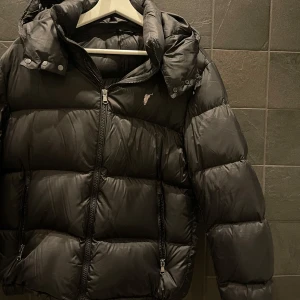 Polo jacka - Säljer denna lite tunnare polowalk jacka som är använd vid någon enstaka gång. Jackan är som sagt från märket polowalk, som liknar Ralph Lauren. Jackan är köpt på Zalando för cirka 3000kr. Storlek M men passar S. Hör av er vid frågor!