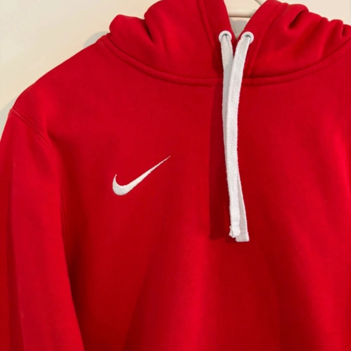 Röd hoodie från Nike - 90