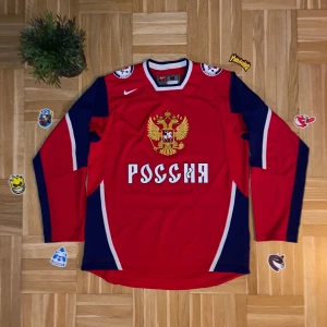 Ryssland Hockey Jersey Nike - Säljer en röd långärmad tröja från Nike med Rysslands emblem och text på framsidan.                                                    ✅ Bra skick, se bild 5 för tecken på slitage  📏 Storlek M  📦 Snabb leverans    • Om du har några frågor, skicka gärna ett privat meddelande :)   #Nike #jersey #y2k #Vintage #retro #NHL #Hockey #streetwear #skater #hiphop #oldschool #ryssland #russia 