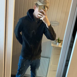 Svart stickad jacka från Massimo Dutti - Säljer en snygg svart stickad cardigan från Massimo Dutti. Den har en dragkedja framtill och en mysig huva. Perfekt för höst och vår när det är lite kyligt ute. Jackan är i bra skick och passar till både vardag och lite finare tillfällen. Skick 9/10 bara andvänd i fåtal tillfällen. 🤩🤗 du får cardiganen för ett behagligt pris för bara 900 då nypris ligger på 2000kr. 🔥 massimo dutti påse med följs.🤗🔥