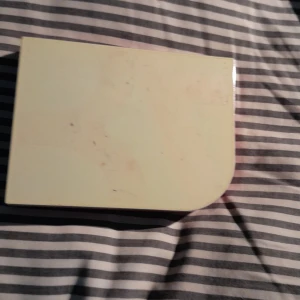 Ögonskuggspalett från Kicks - Säljer en färgglad ögonskuggspalett från Kicks med nio olika nyanser, inklusive både matta och glittriga färger. Perfekt för att skapa en mångsidig look! Paletten har en inbyggd spegel och är lätt att ta med sig. Några av färgerna är 'Pink Clay', 'Safe Bet' och 'Desert Sparks'. Den har lite vit färg på sig jag vet inte vart ifrån det kommer ifrån?