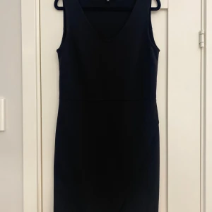 Svart armlös klänning med slits i strl 36 från Ilse Jacobsen - Svart armlös klänning med slits i strl 36 från Ilse Jacobsen.  Använd men i fint begagnat skick.  Mått Över bröstet: ca 45 cm Längd från axeln och ner: ca 95 cm  70% polyester, 25% rayon och 5% elastan  Kommer från ett djur och rökfritt hem.