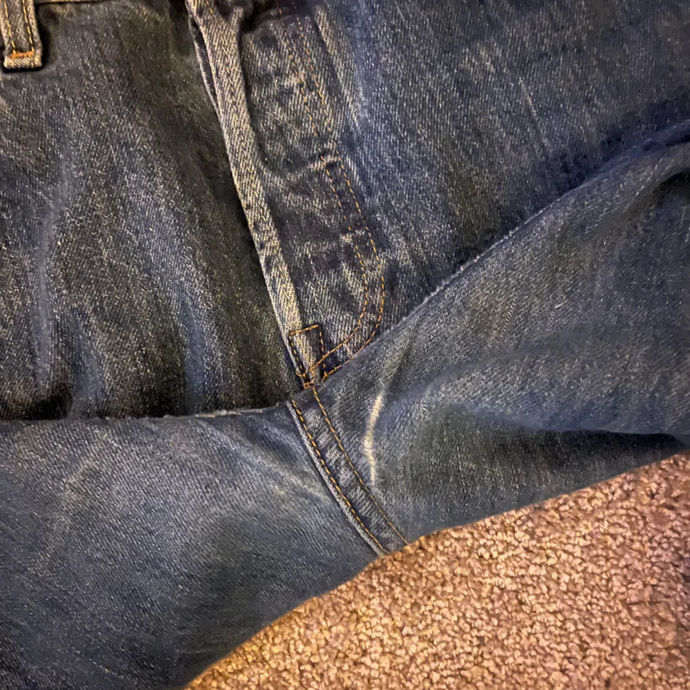 Säljer ett par klassiska Levi's 501 jeans i mörkblå denim. De har en rak passform och är i bra skick. En liten defekt men ingenting som syns när de sitter på. . Jeans & Byxor.