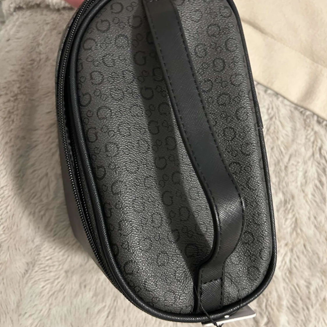 Svart necessär från Guess - 93