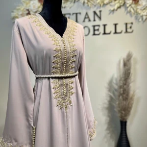 Kaftan|Marockansk klänning - Superfin ljusrosa marokansk klänning/kaftan. Använd endast en kväll, som ny. Finns i Stockholm/Botkyrka men kan också fraktas. Pris kan diskuteras. Skriv för fler bilder 