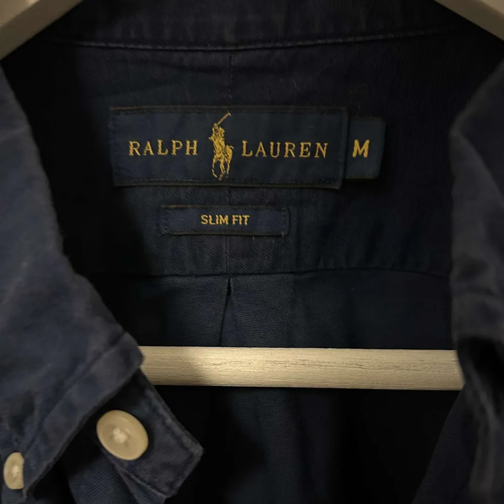 Säljer en stilren skjorta från Ralph lauren i slim fit, skjortan är i 8/10. Dm för ytterligare info. Skjortor.