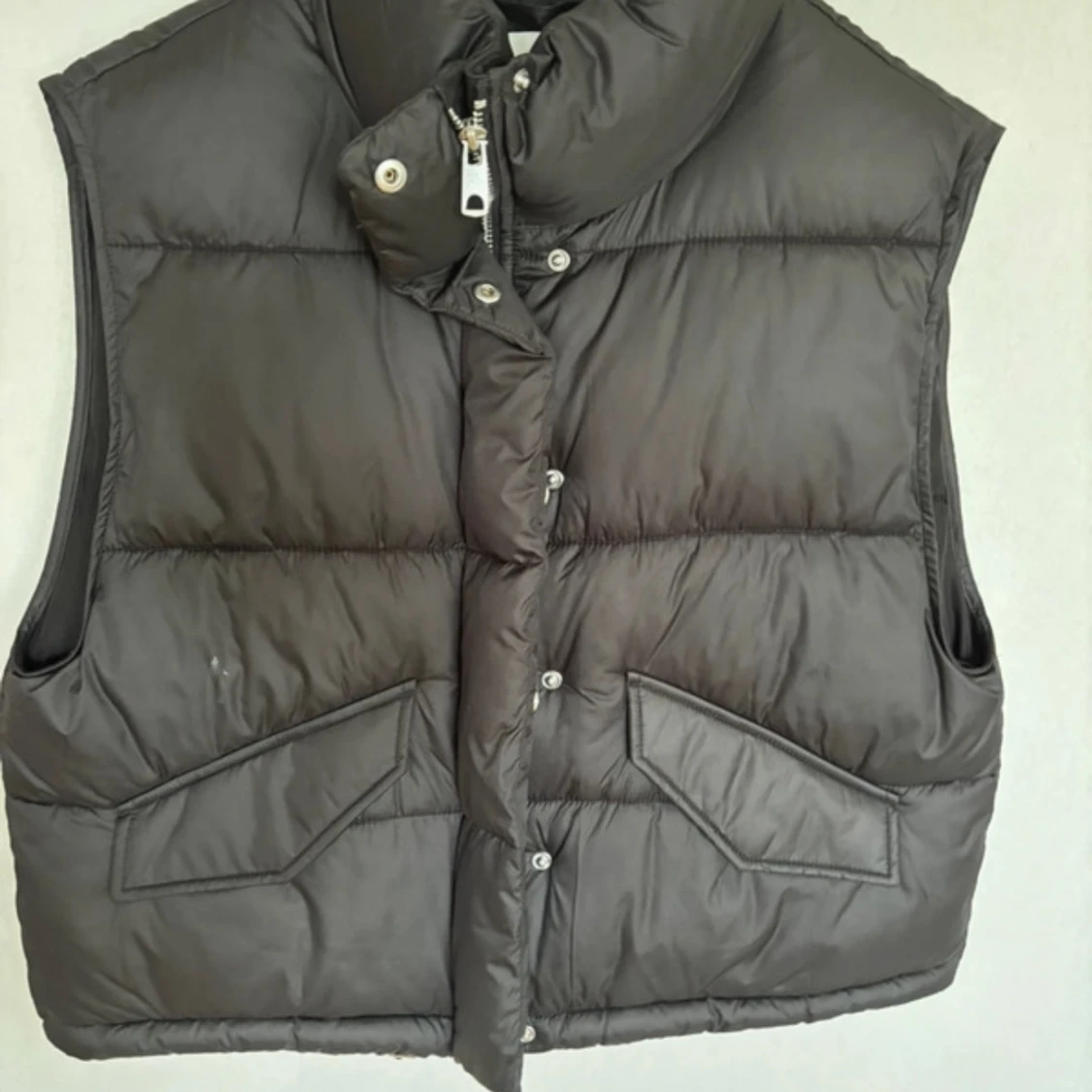 Svart dunväst med dragkedja