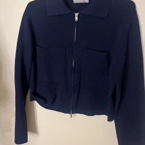 Mörkblå overshirt med dragkedja - Säljer en  mörkblå overshirt från Åhléns . Den har en klassisk krage och två stora fickor på framsidan. Jackan är i mycket bra skick och har långa ärmar. Kontakta för fler bilder💙