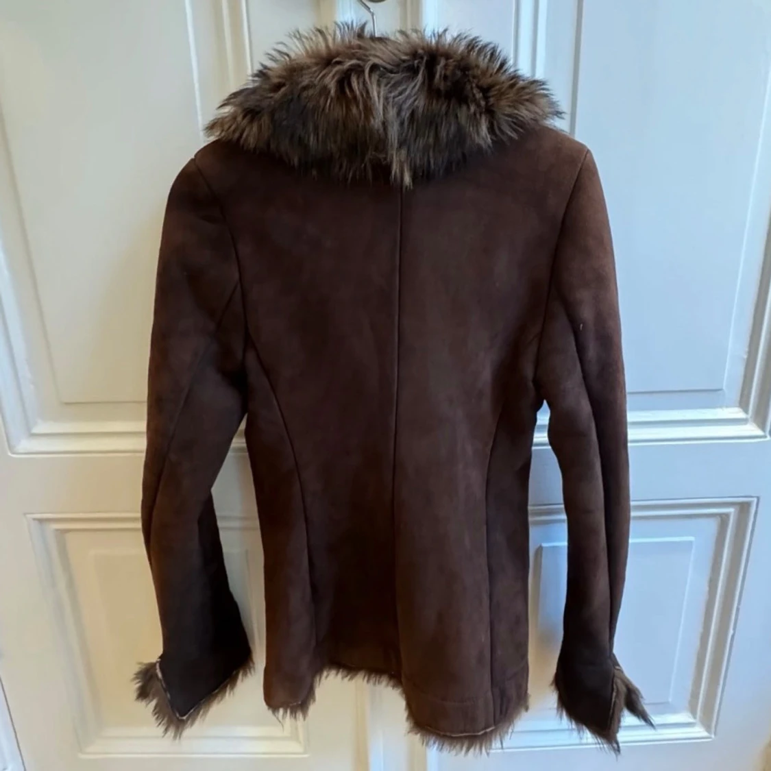 Brun mockajacka med pälsdetaljer från Amorees Stockholm - 91