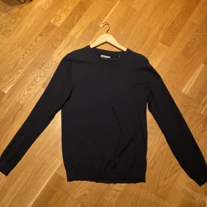 Mörkblå crewneck - Säljer en stilren mörkblå tröja i ull material. Perfekt för vardag och finare tillfällen. Den är storlek S men passar även M.