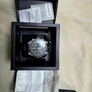 Omega Swatch mission to the moon  - Säljer min helt nya omega swatch som är helt oanvänd och plasten är kvar på den. 