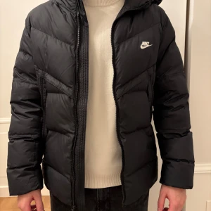 Vinterjacka Nike  - Storlek MEDIUM Bra skick, inga skador förutom den lilla hängöglan som snart går av men går nog enkelt att sy tillbaka om man hade velat.