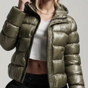 Jacka - Intresse koll på grön superdry jacka, jätte fin och i väldigt bra skick!💓💓 bara att skriva om de finns frågor om jackan eller pris🩷