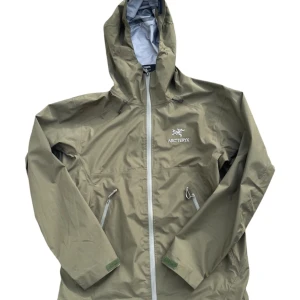 Arcteryx windbreaker - Säljer en gortex acrteryx windbreaker i storlek L och den är i bra skick. Goretexen på jackan funkar som den ska vilket gör att den är perfekt nu inför skid säsongen eller bara under alla regniga dagar.