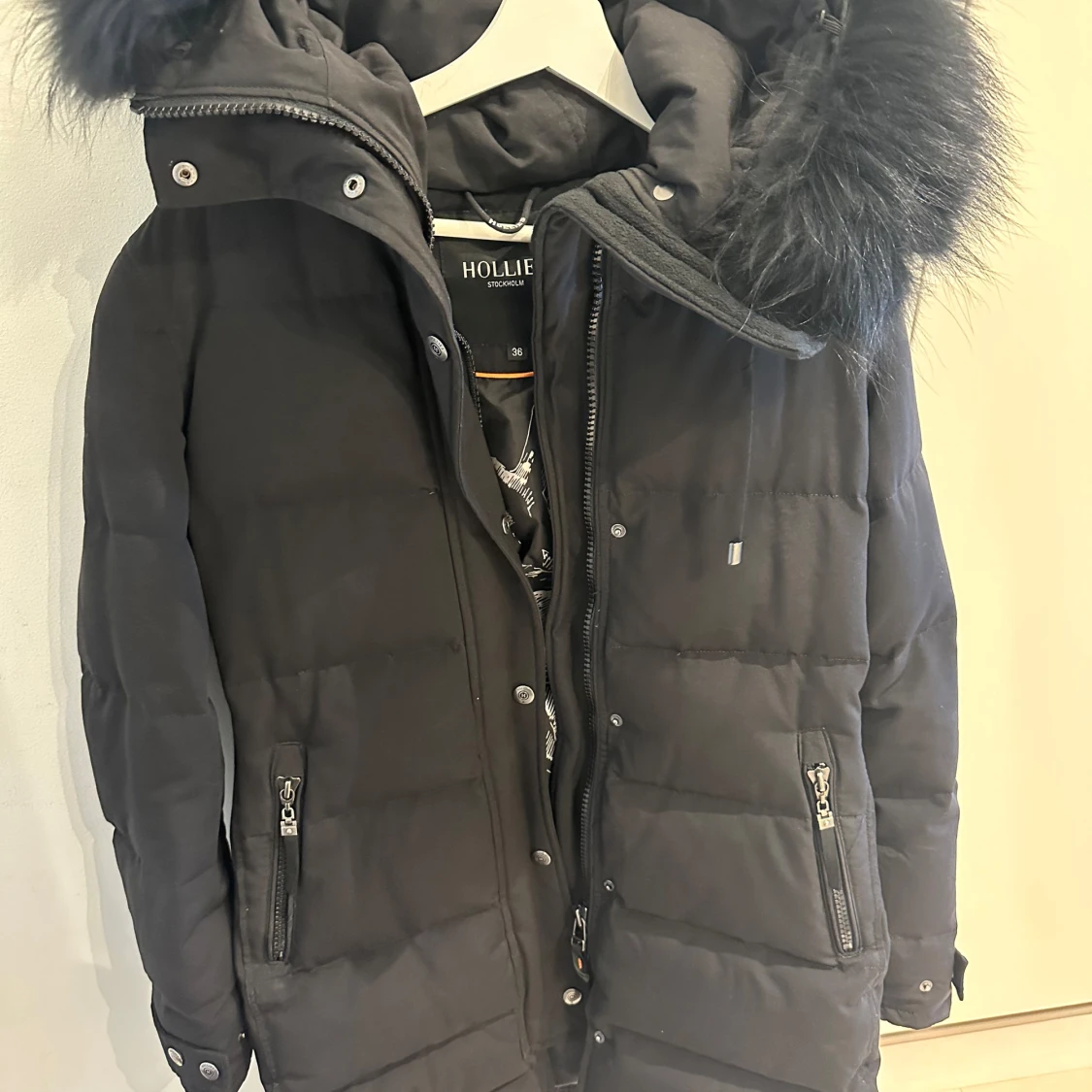 Svart vinterjacka från Hollies