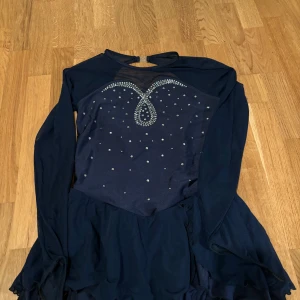 Konståkningsklänning  - Säljer min klänning från 2 säsonger tillbaka. Fint skick och passar mig som är 160-170cm lång. Nypris var nog 1750kr. Kan skicka fler bilder i dm 