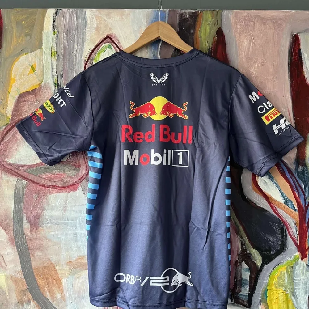 Snygg redbull racing t-shirt i träningsmaterial. Helt ny endast testad, säljer då den inte passade. Köpte för 220 säljer för 180.. T-shirts.