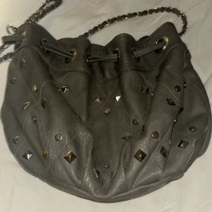 Handväska - Super fin handväska som jag älskar kommer inte till andvänding så ofta så säljer den då.Ser helt ny ut inga tecken på andvändning