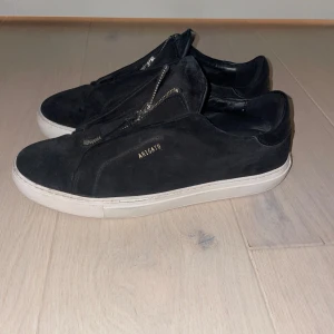 Axel arigato - Jag säljer ett par arigatos zip upps i väldigt bra skick, rena och 0 skador, dom går ej att köpa i butik samt internet längre