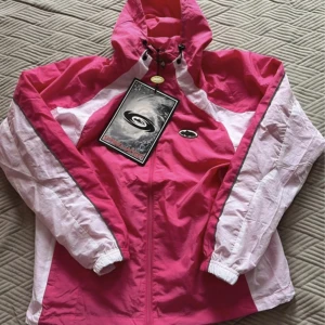Corteiz windbreaker - Säljer en riktigt skön rosa Corteiz vindjacka. Perfekt nu för vintern mot dom småkalla dagarna. Storlek M. Helt oanvänd med prislapp, skriv för info! Asså verkligen skriv om det är något du undrar, har fler bilder också.