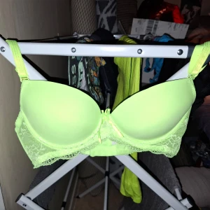 Neon grön bh push up nyskick med matchande trosor! - Neon grön bh i storlek S, 75-80 b-c som användts ett par gånger! Nyskick med matchande trosor, string! Dem är maximalt neongröna, svårt att få bra bilder.