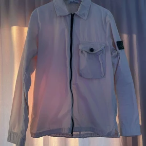 Beige  jacka från Stone Island - Säljer en stilren beige jacka från Stone Island. Den är i bra skick i storlek  M Köpt i butik, pris diskuteras vid intresse.